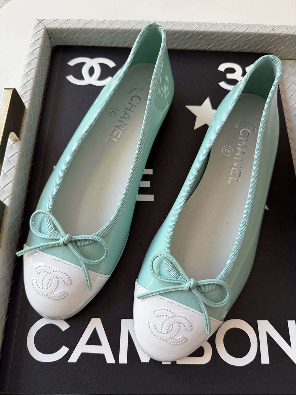 CHANEL MINTY TURQUOISE GREEN PATENT LEATHER WHITE CC CAP TOE BALLET FLATS 37 C